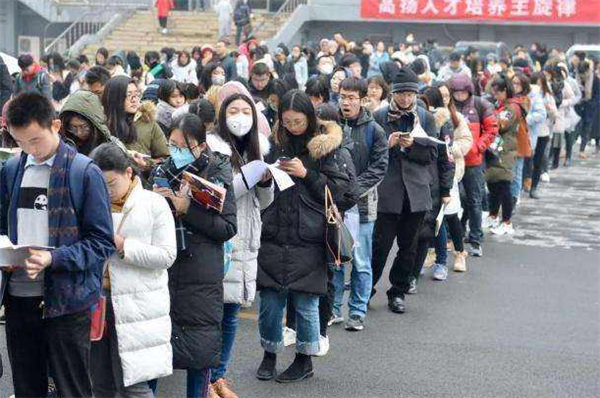 考公务员很“吃香”的4个专业，岗位需求大，上岸几率高