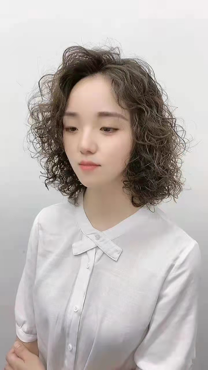 发量少的女生适合什么发型？这三种发型显发量又好看，建议你选择