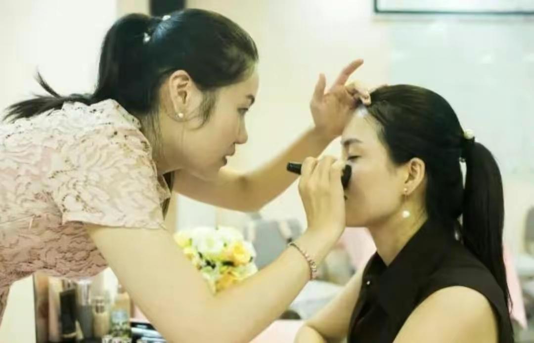 他36岁，年少失明，北漂后成主持人、主编、摄影师，已结婚生女