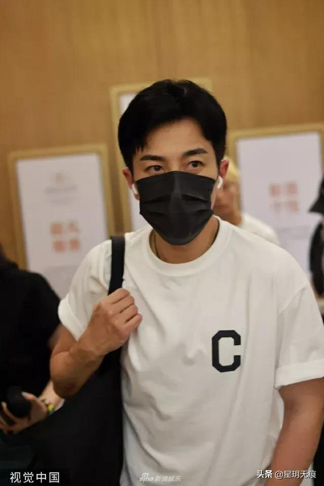 刘恺威《披荆斩棘》下班路透曝光 穿简约白T头发乌黑浓密