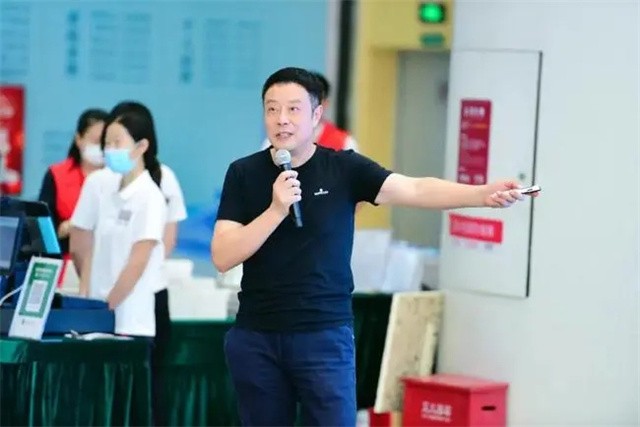 宋英杰：主持央视天气预报近30年，却是个兼职的“临时工”