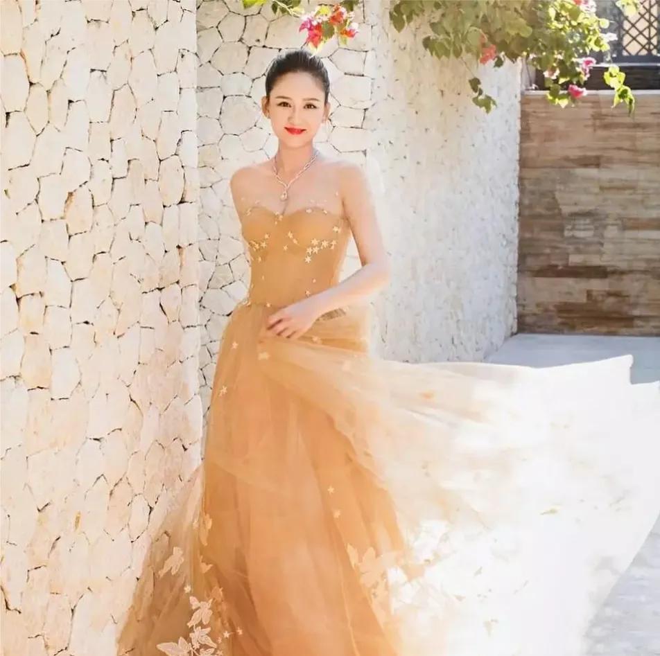 40岁的陈乔恩驾驭起挑人的黄色来毫无压力更显肤白貌美