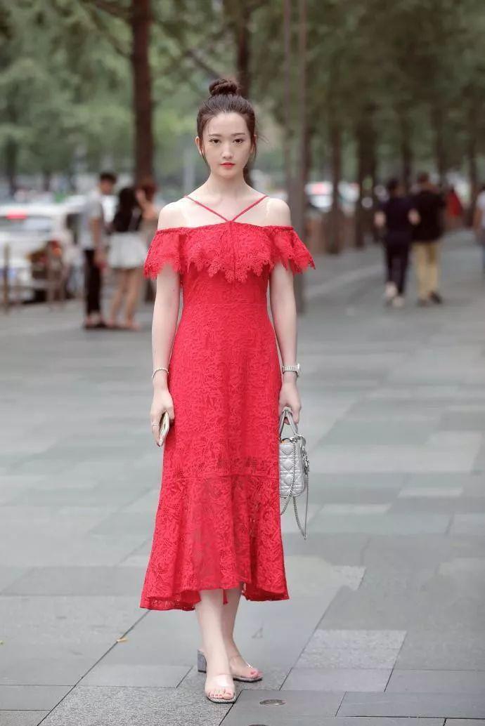 红色连衣裙代表着喜庆美丽，关键是还修身