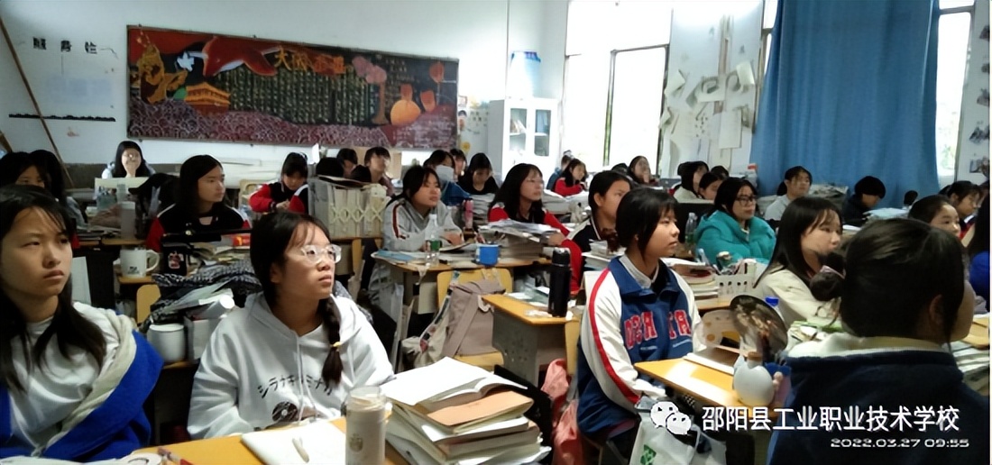 邵阳县工业职中组织学生观看《楚怡·百年荣光》纪录片活动