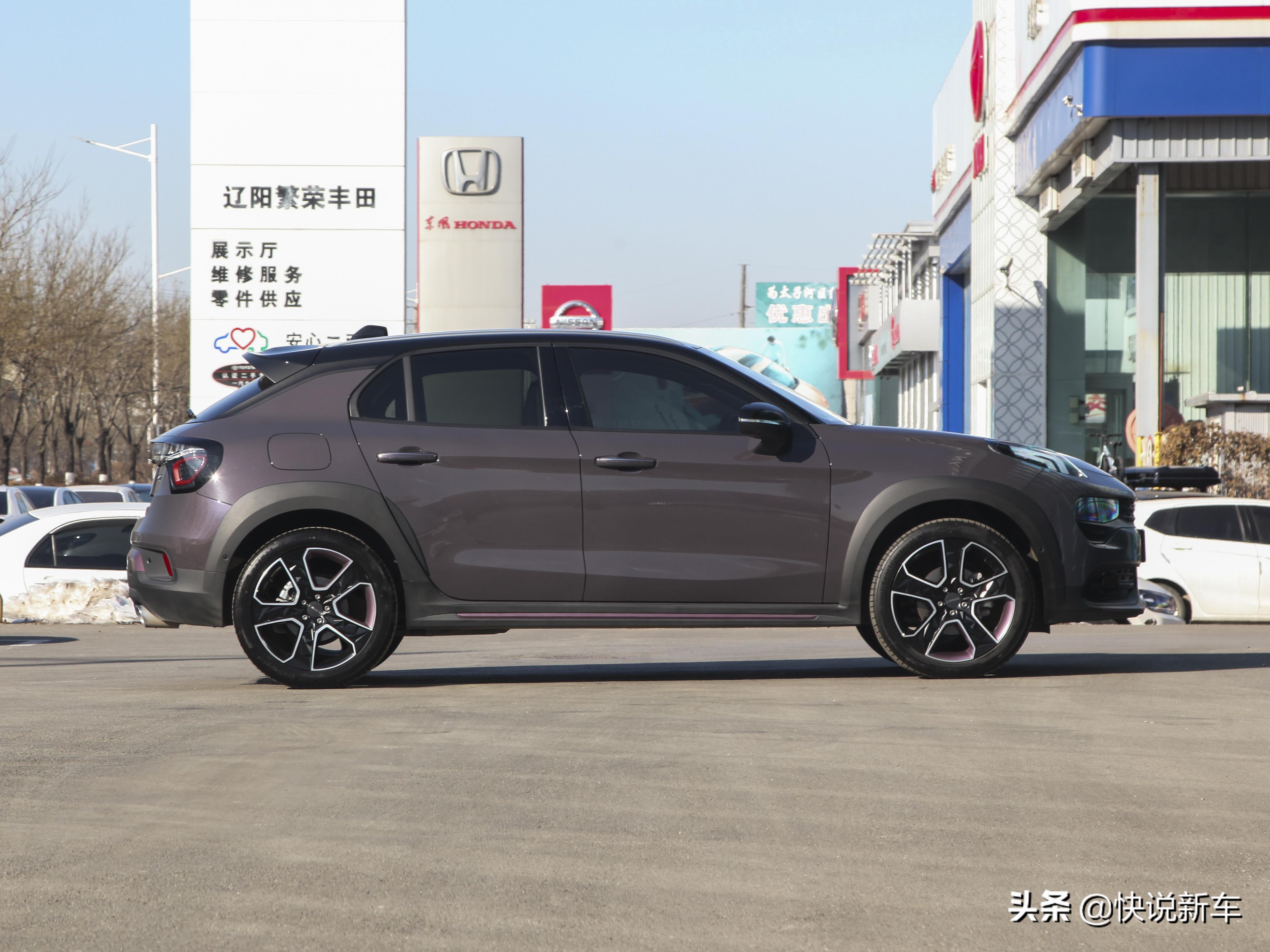 领克02一款舒适性绝对是领先的suv,小巧的外观,舒适的座位,很适合小