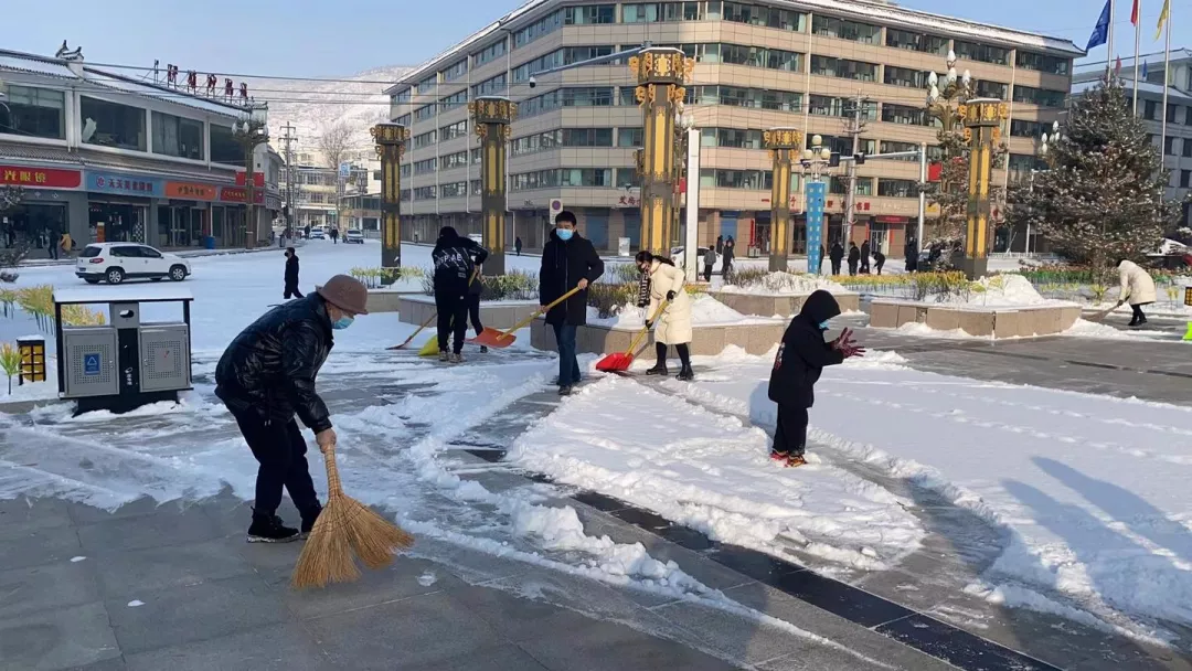 “浴雪”奋战！临潭县组织干部群众清扫降雪