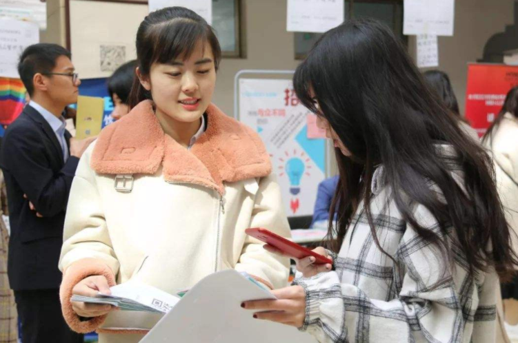 女大学生衣着单薄住桥底，寒风中仍捧电脑学习，评论区充满质疑声