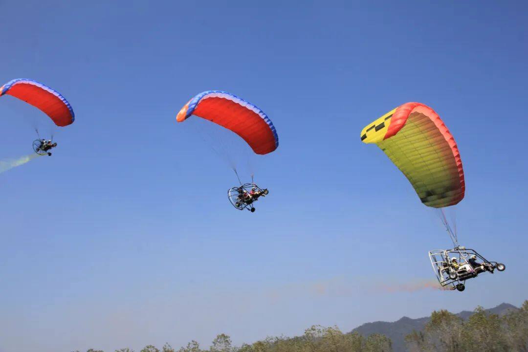 动力伞直升机热气球，皮划艇SUP板快艇，UTV露营烧烤......“水陆空”一站式玩法，桐洲岛亚联飞行营地都有