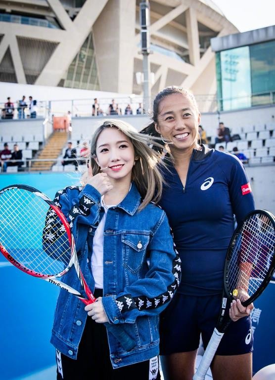 中传毕业科班出身，靠选秀搭档杨超越出道，后转行演戏屡遭吐槽