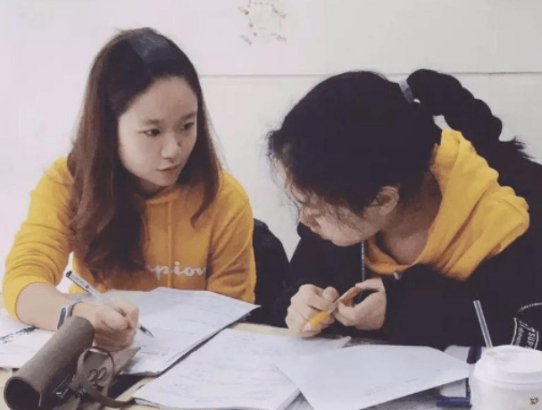 河北仨女大学生，因食堂饭菜不合胃口，竟租下档口自制配方卖米线