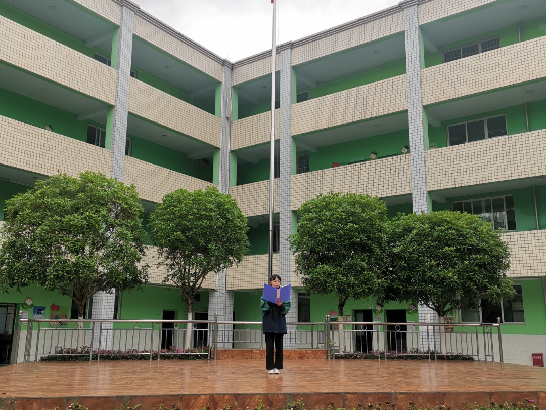 四川天府新区永兴小学举行“美好生活 劳动创造”主题升旗仪式