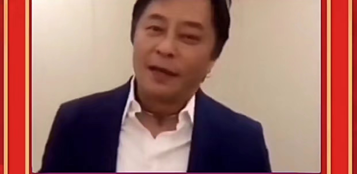 王杰退圈多年曝近照，戴耳环满头黑发宛如回春，久居国外生活惬意