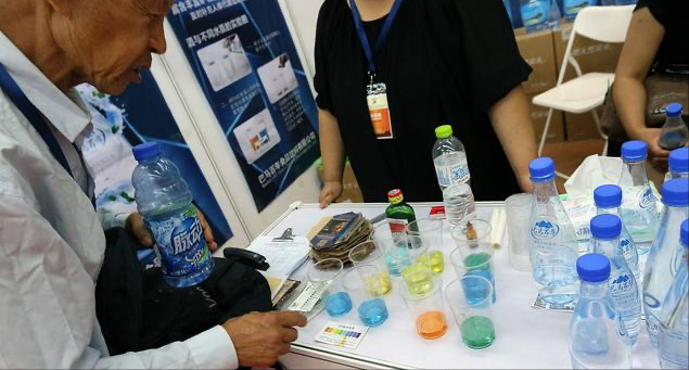 高铁能带水吗？外出旅游时遇到有趣安检常识，一瓶不管，半瓶试喝