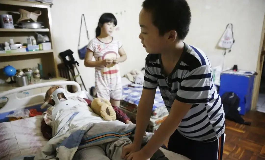 河南15岁女孩街头扮牛让人骑，每次收费5元，背后的故事感动网友