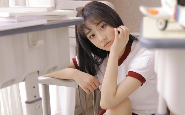 谁的生活不是一边打伞一边奔跑的，优秀作文：《勇敢地面对挫折》