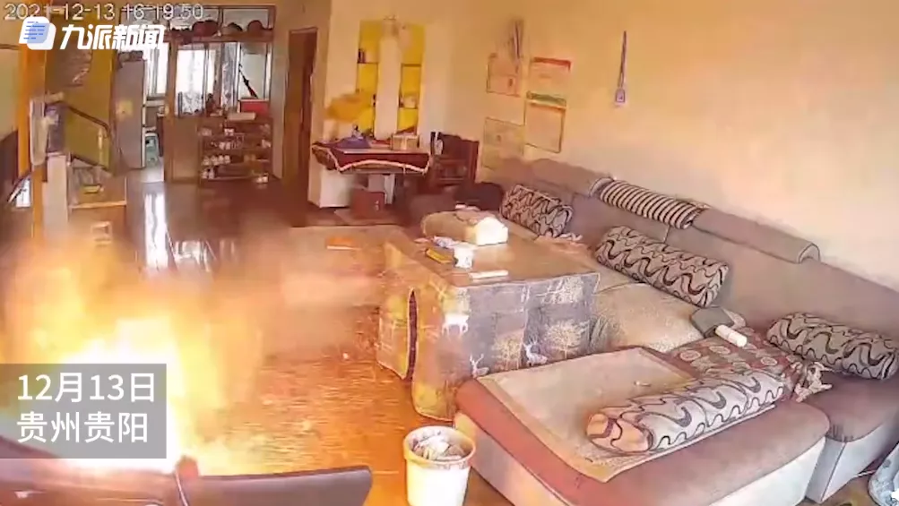 太危险！充电宝充一晚电忘拔，第2天爆燃