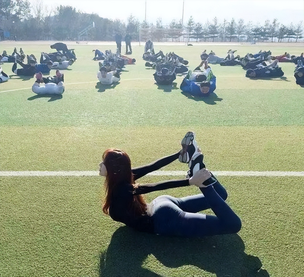 “要是没编制我就辞职了”，老师没课时在操场散步，却被校长制止