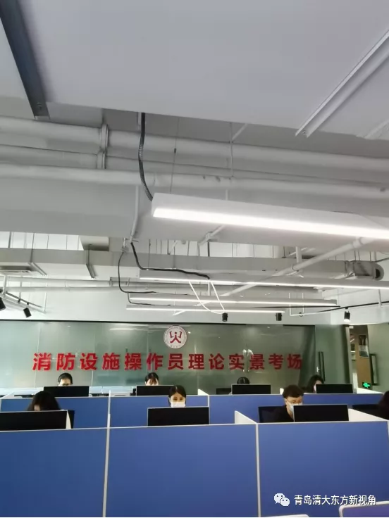 大年初十，青岛市清大东方消防培训学校的老师送考继续