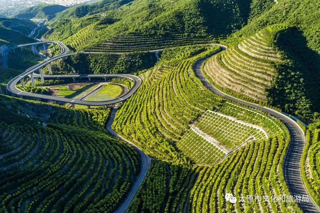 山西太原：天龙山公路成生态游打卡目的地