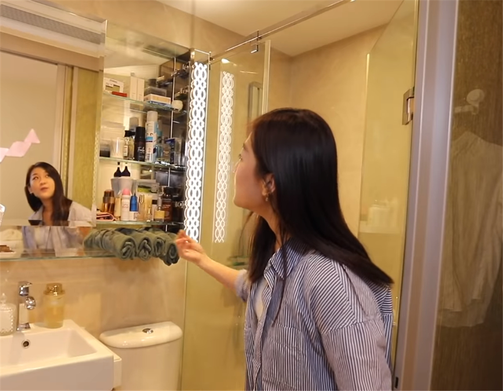 一对香港26岁小夫妻，住进19㎡双阳台“纳米楼”，蜗居真的太逼仄