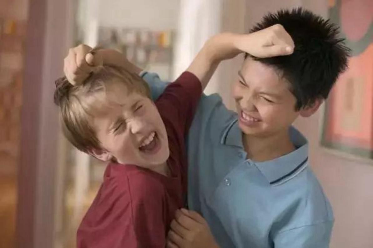 儿子在学校被打，爸爸的处理方法尽显高情商，果然“人外有人”