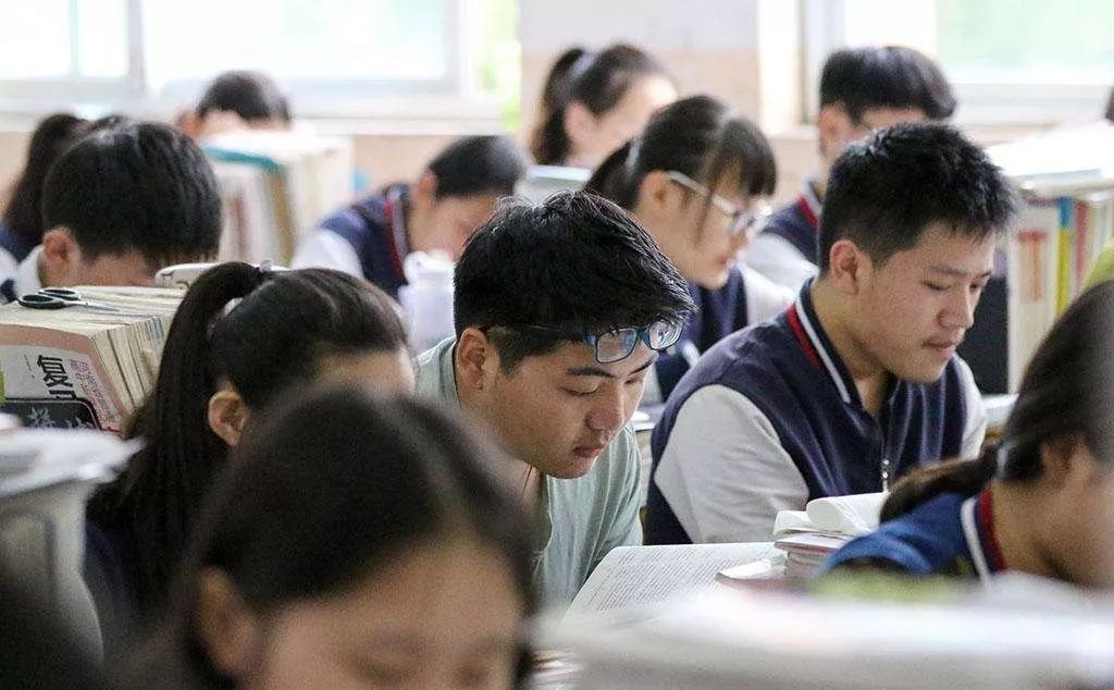 私立二本VS公立大专，上学这几年差距有多大，学生们心里要有数