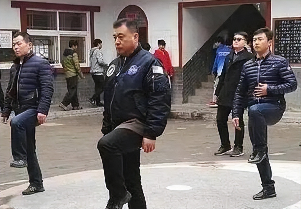 清华大学幼儿园园长之子，央视主持32年0失误，为何61岁依旧单身