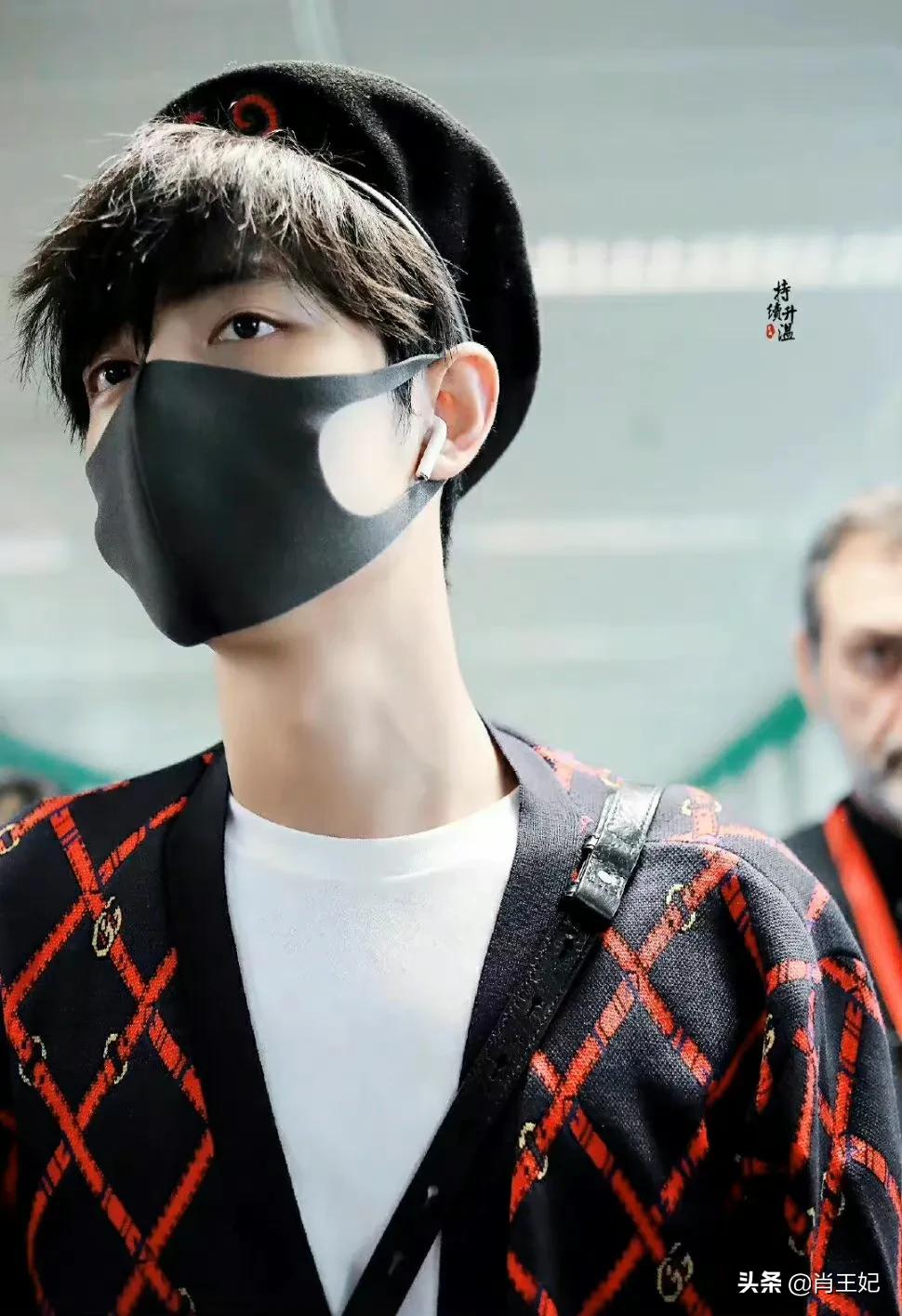 桃桃的一组生图,肖战的眼睛真好看,灵气逼人鲜花与少年绝配