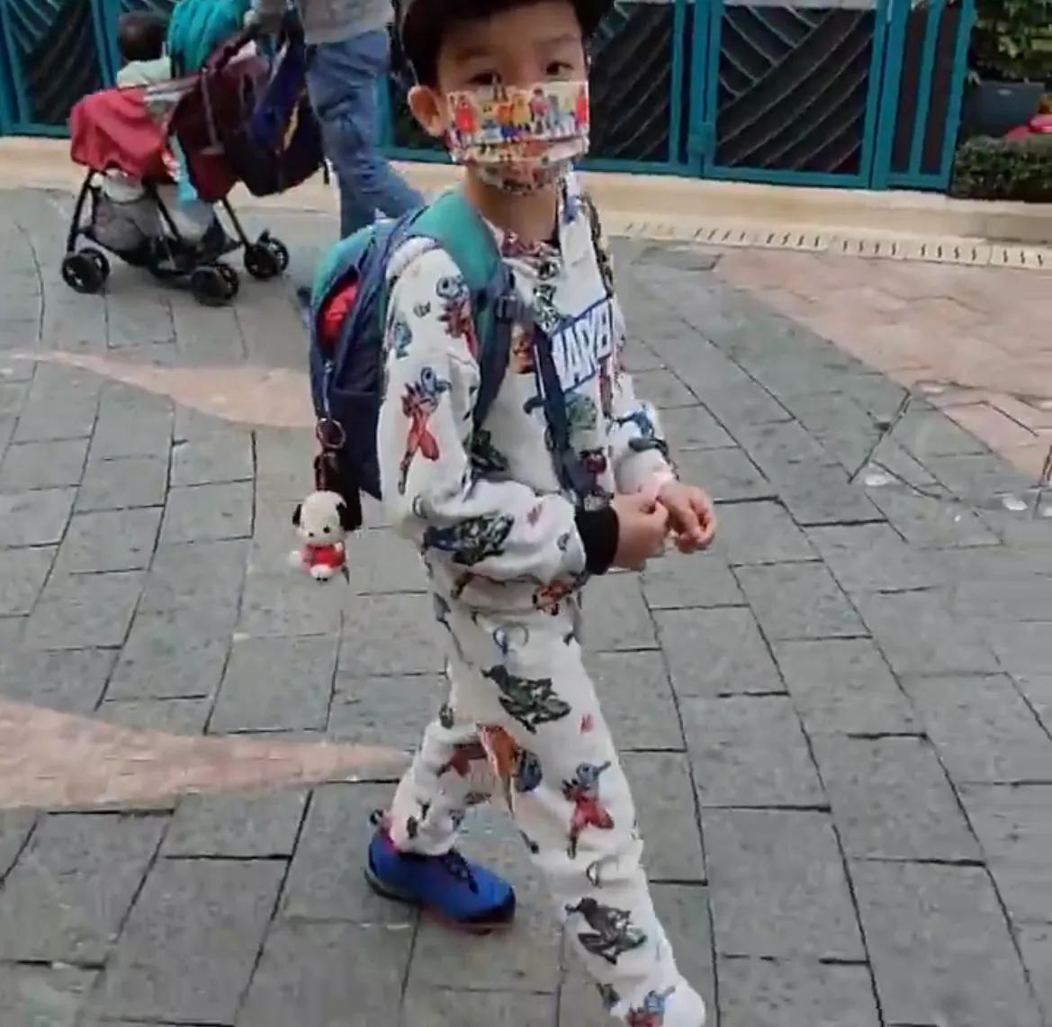 陈茵媺独自带三孩去乐园，老公陈豪太忙，能陪一天就是最好的礼物