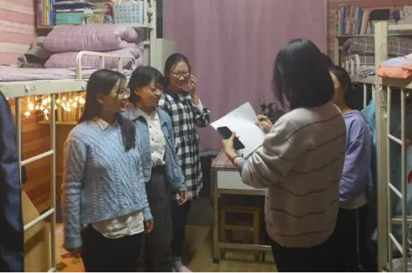 高校女生和男友在宿舍住半个月，被室友举报不道歉，还骂室友矫情