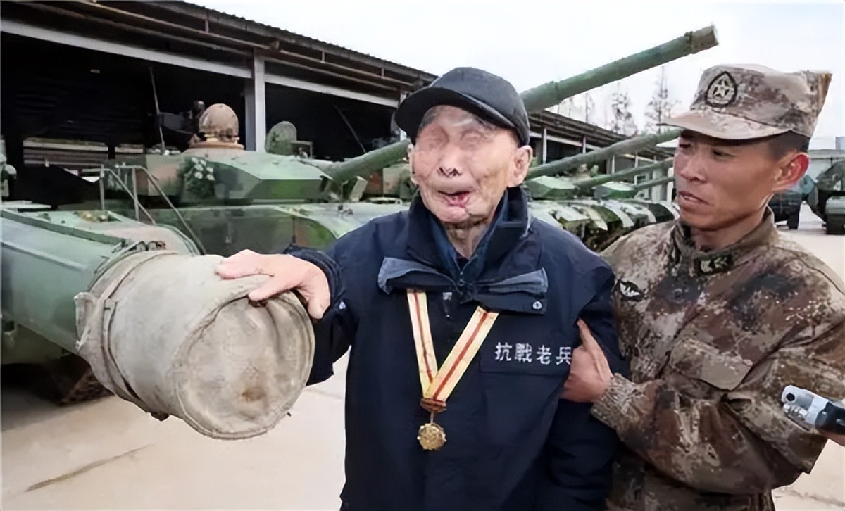 江苏老人失明后隐居，因一枚日军大印暴露身份，出动6辆坦克迎接