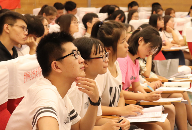 国内大学“校花”排行榜，刘诗诗上榜实至名归，清华校花惹争议