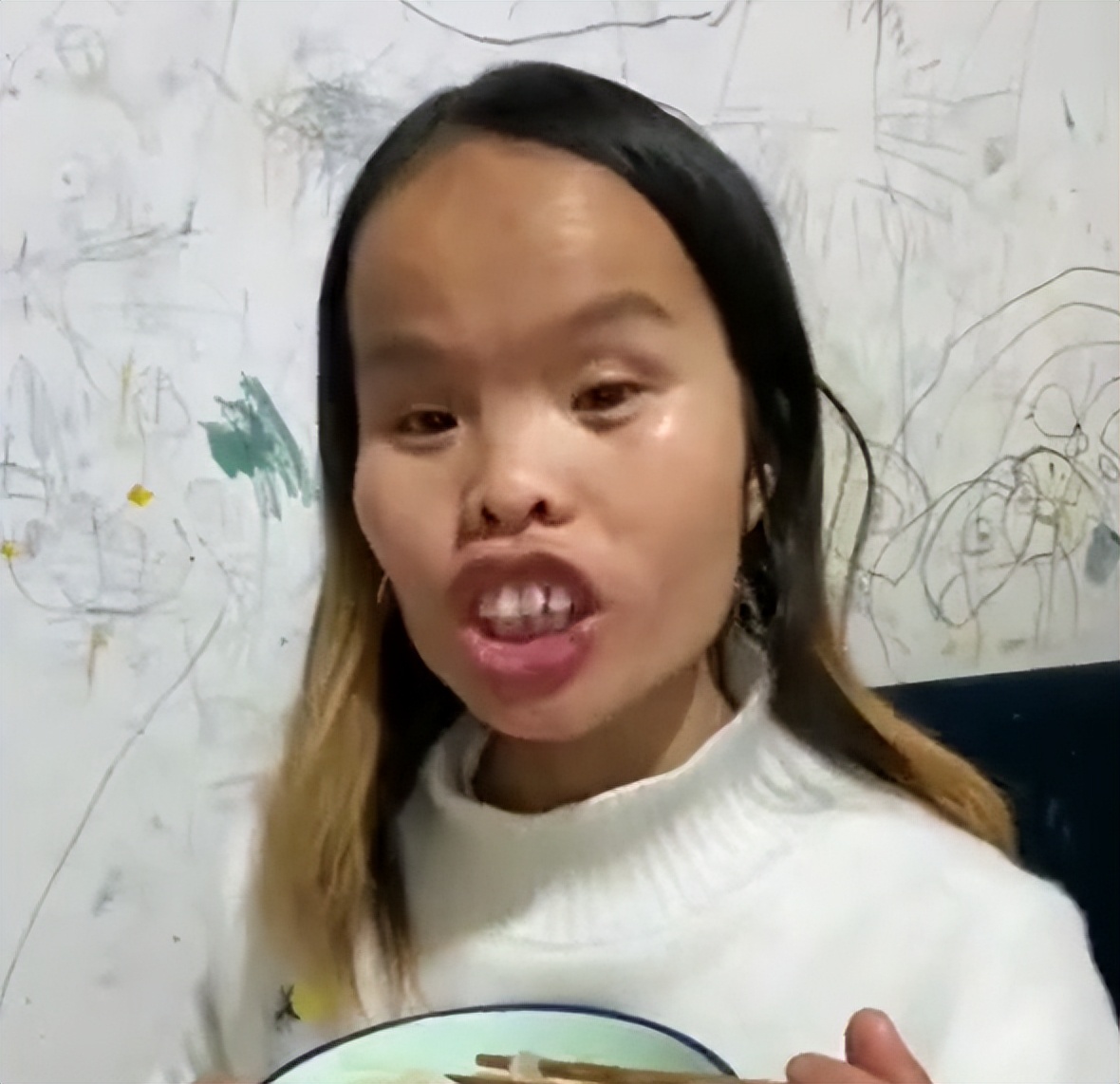 江西女子"一丑成名",靠奇特长相圈粉百万,自信程度不输凤姐