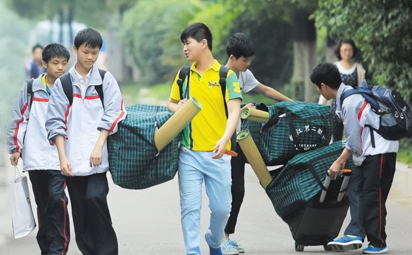 五一放假被调整，多所高校已发通知，学生欲哭无泪