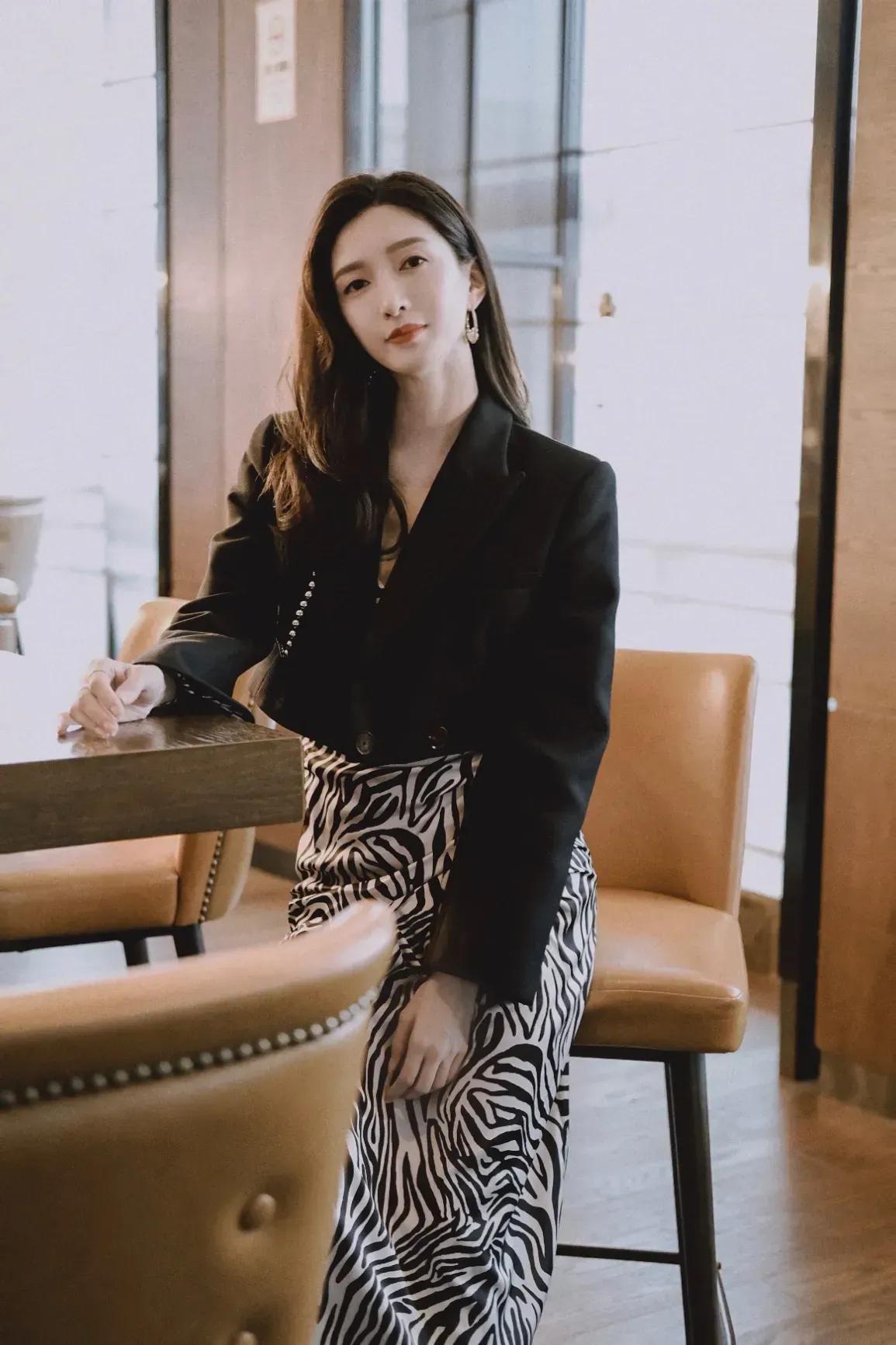 江疏影短西装搭配长裙，干练又霸气