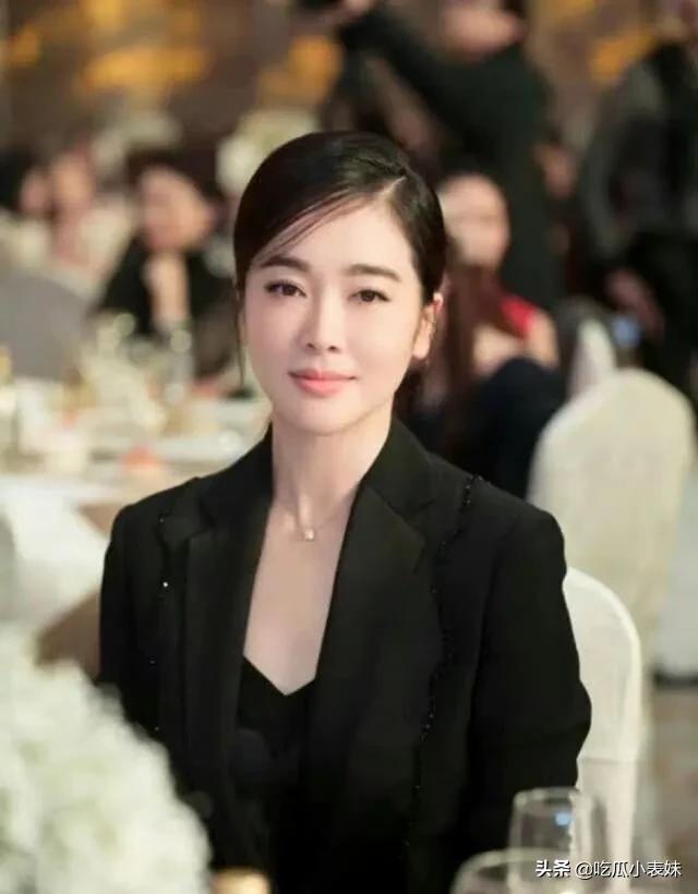 左小青，知性内敛，优雅迷人