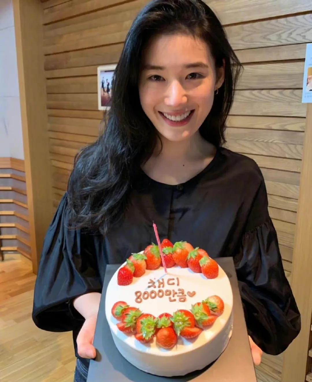 郑恩彩拍剧期间的穿搭