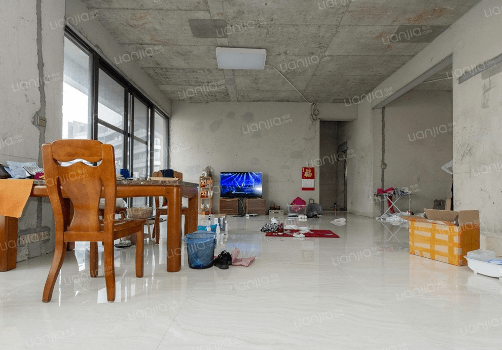 情侣因房贷压力太大入住毛坯房,网友调侃到:装修风格是叙利亚风