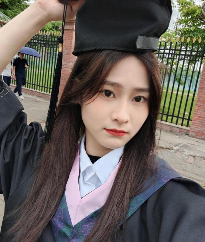 专科生不属于大学生？穿“学士服”拍照被本科生质疑，称其没资格