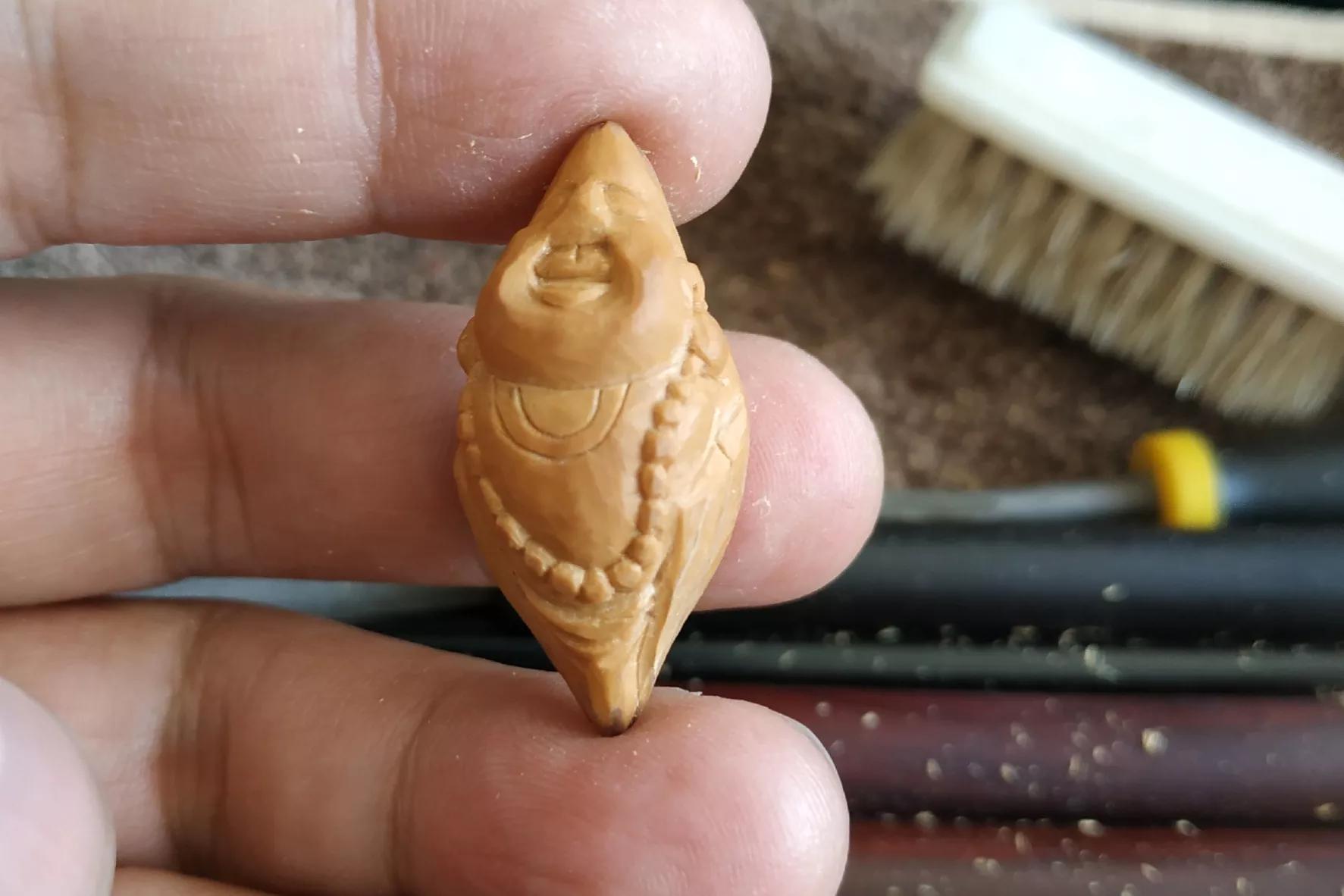 谁知道橄榄核手串价格教新手朋友刻一个橄榄核弥勒佛