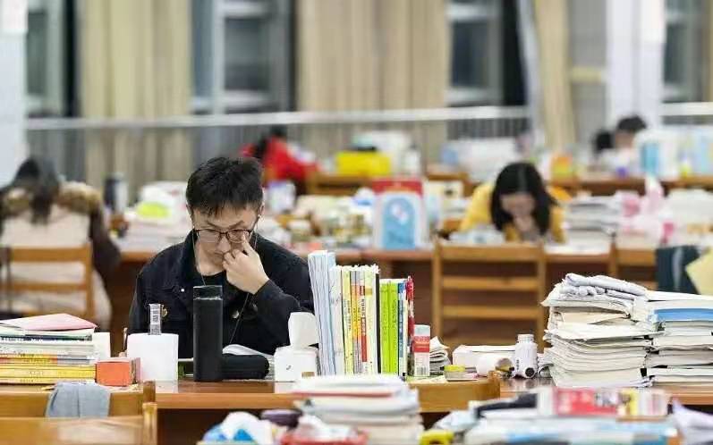 高考状元参加考研，却在复试中被刷，评论区充满着讽刺