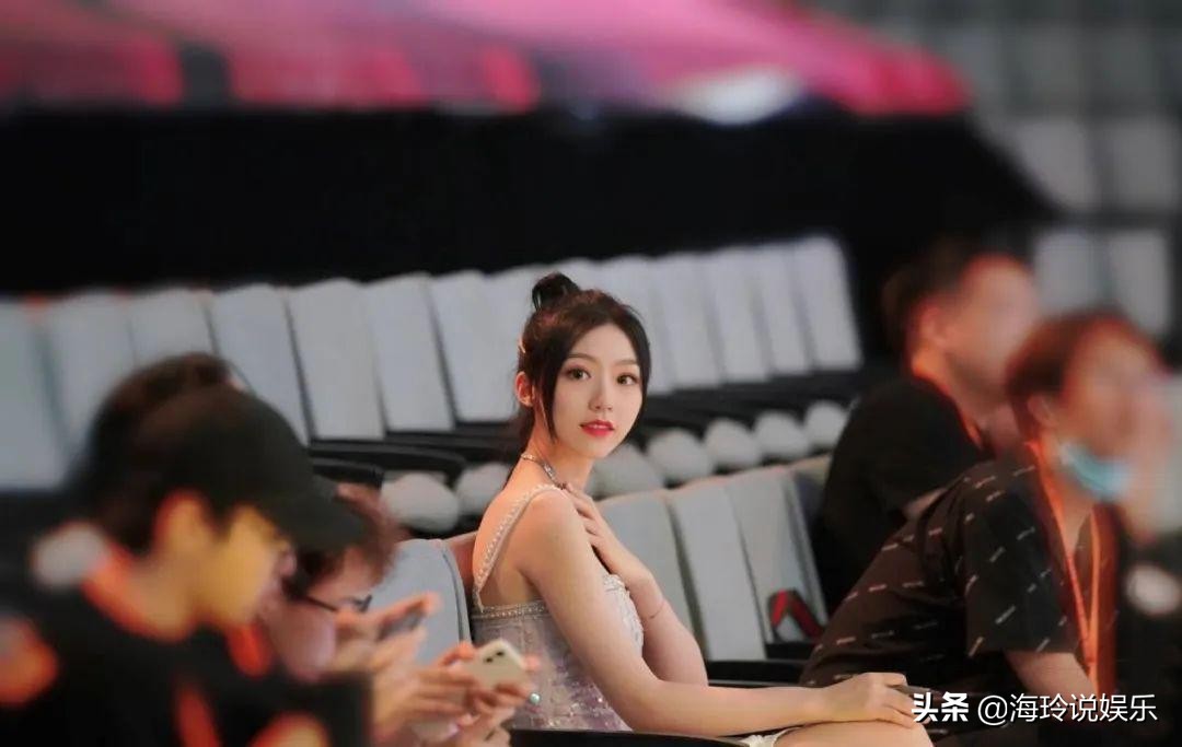 天云，美貌与智慧并存的KPL美女解说员
