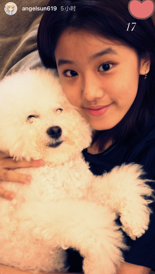17岁梧桐妹低调庆生，晒自拍越长越像亲爸爸，与狗合影身边无亲人