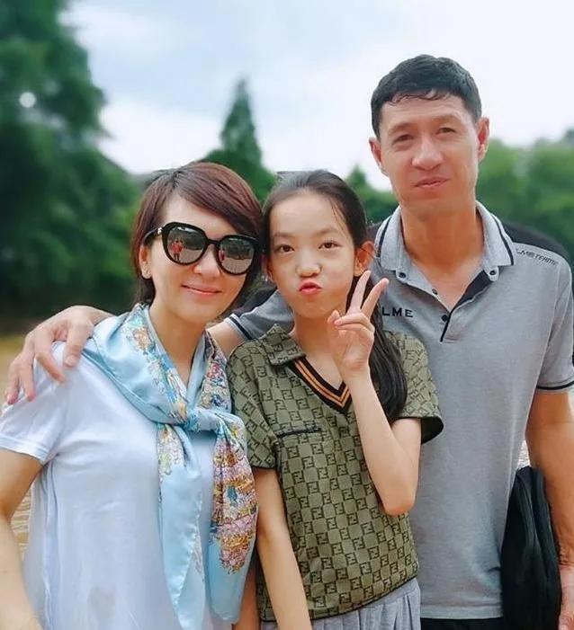 歌手甘萍,嫁足球运动员黎兵,结婚18年生一女