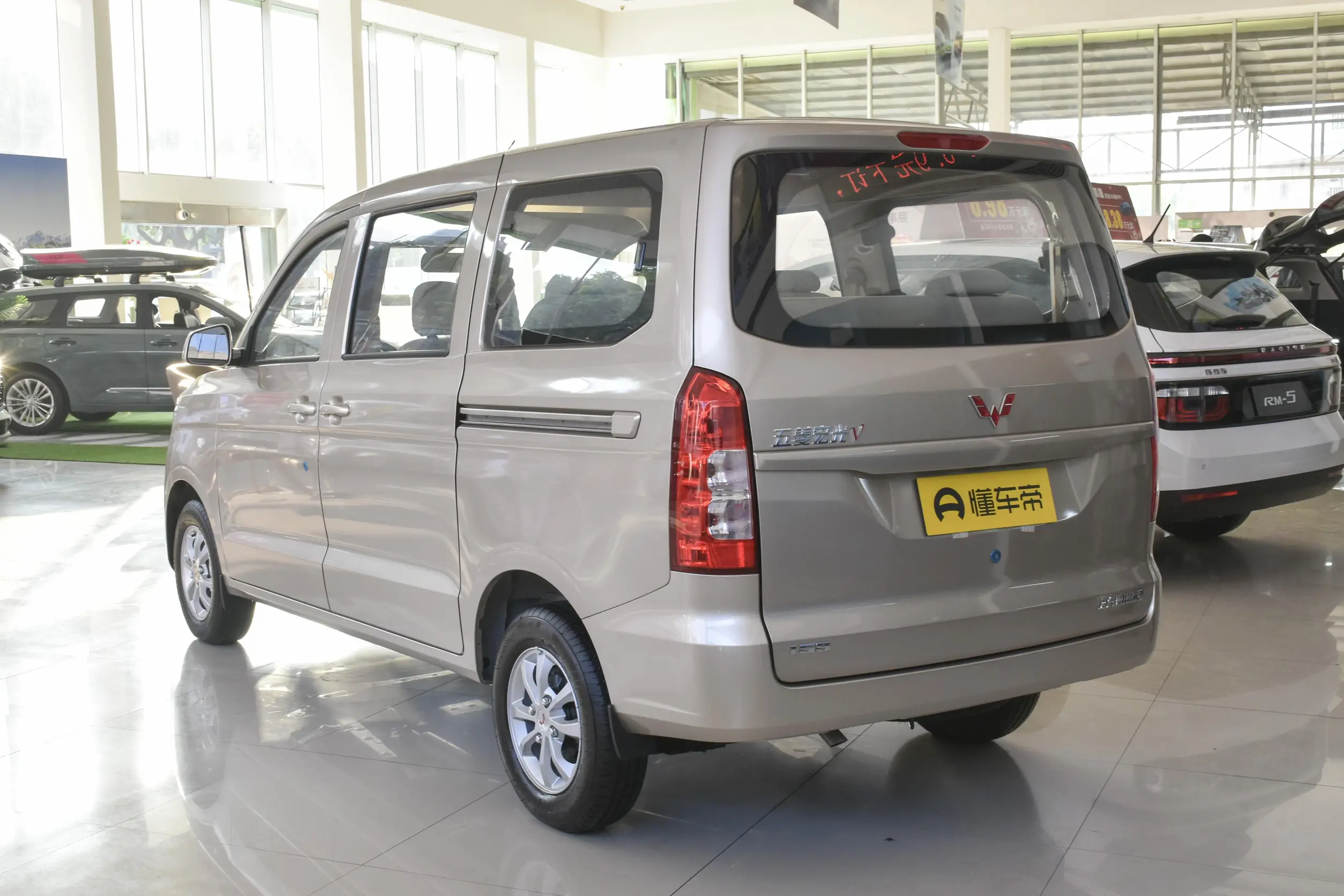 4l,起售价4.41万元,静态体验五菱宏光v