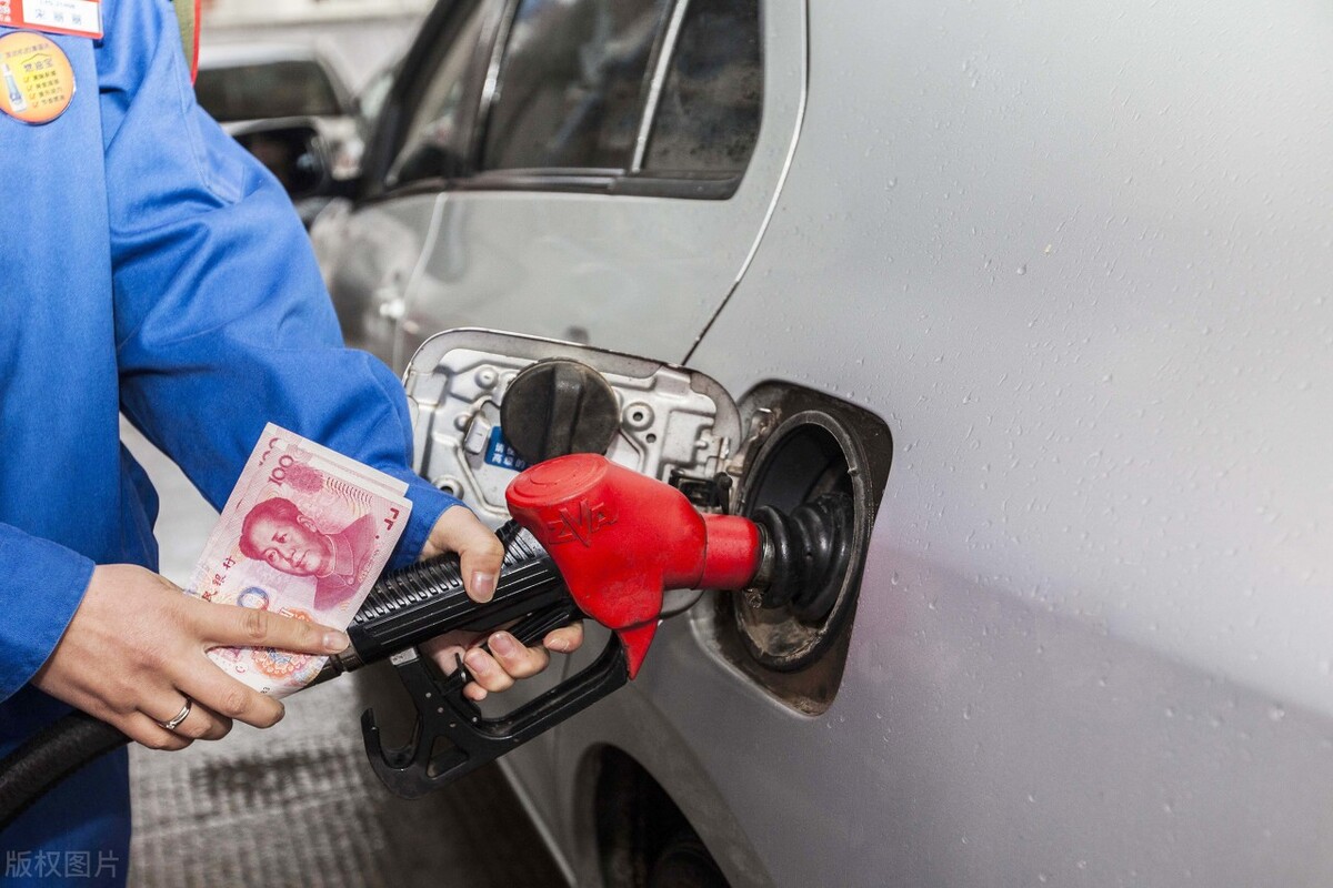 汽车加满一箱油，会增加多少油耗？加满和加200，里面有“学问”