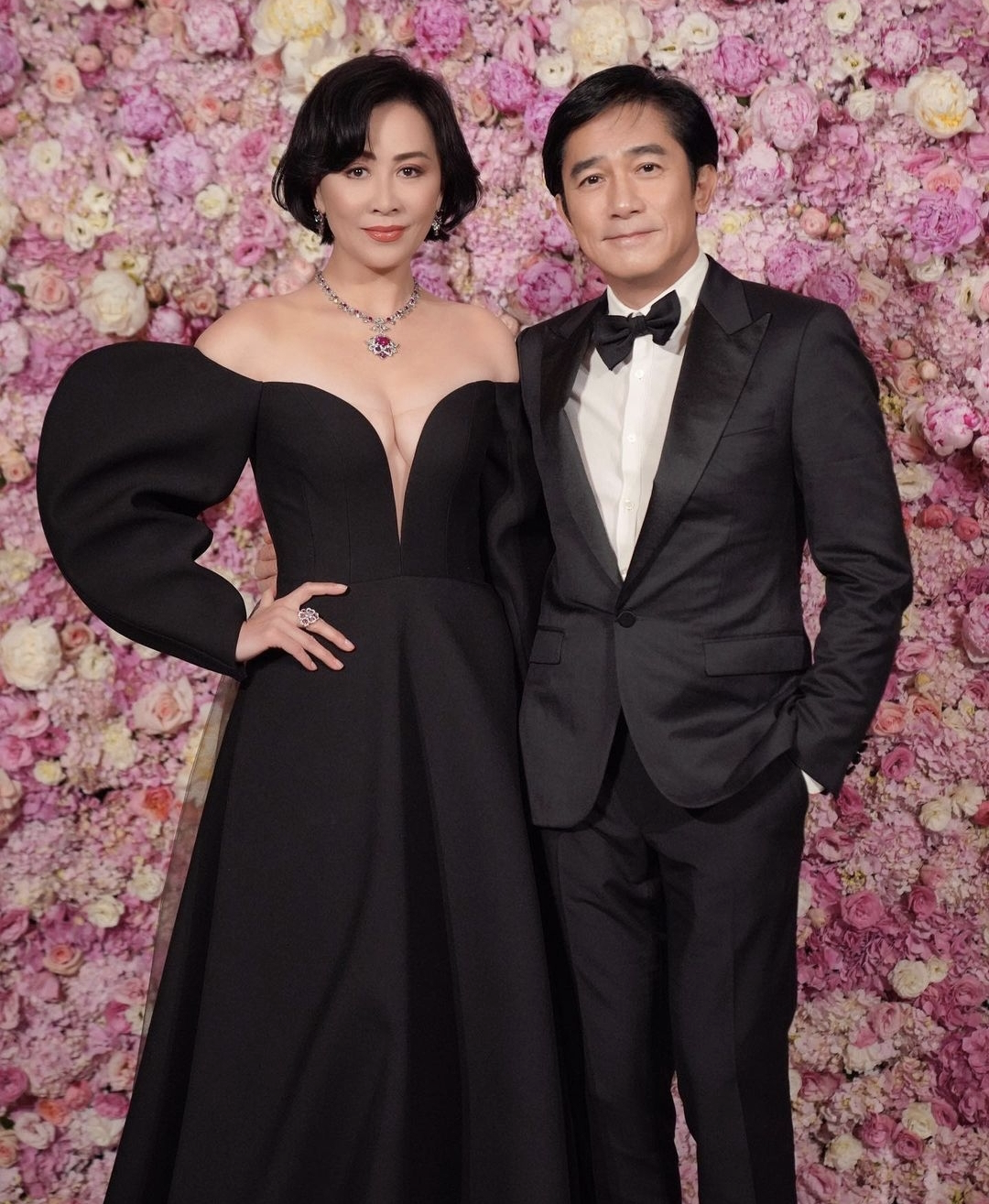 梁朝伟罕晒夫妻恩爱合影为老婆庆生，他坐扶手刘嘉玲坐沙发地位高