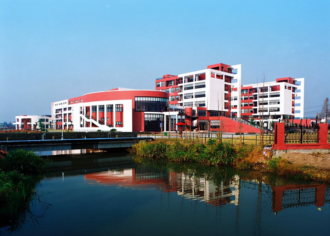 由上海市工艺美术学校(建于1960年)与上