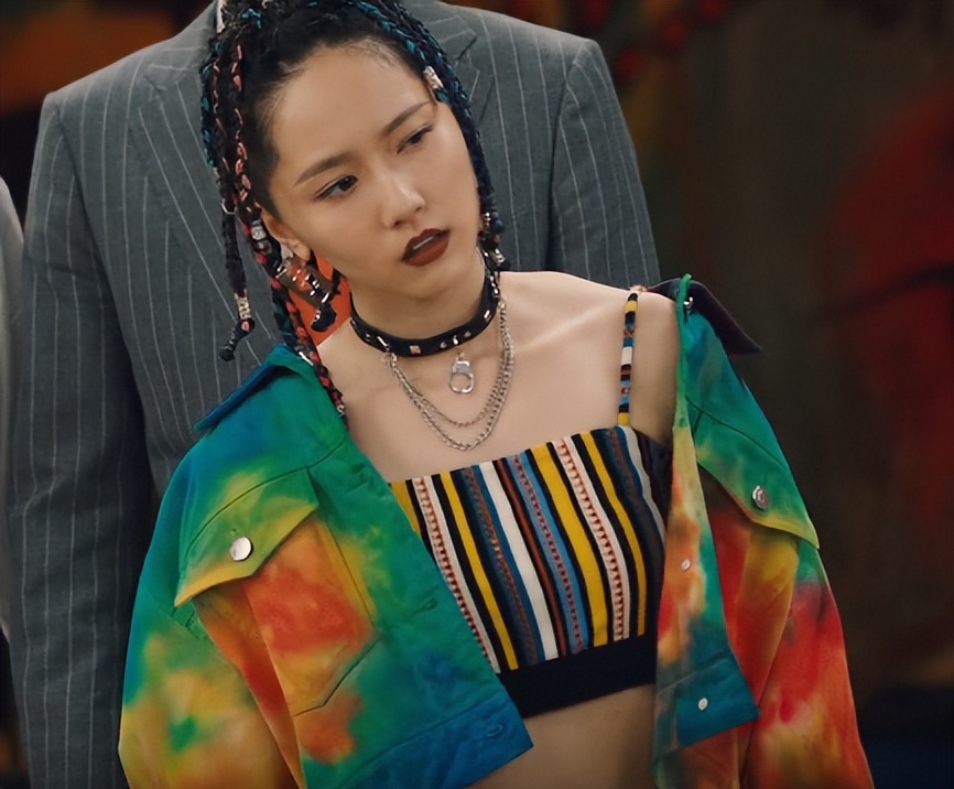 成果饰演的欧阳莫菲,迫事部的程序员,也是高智商,有一部分大力的影子.