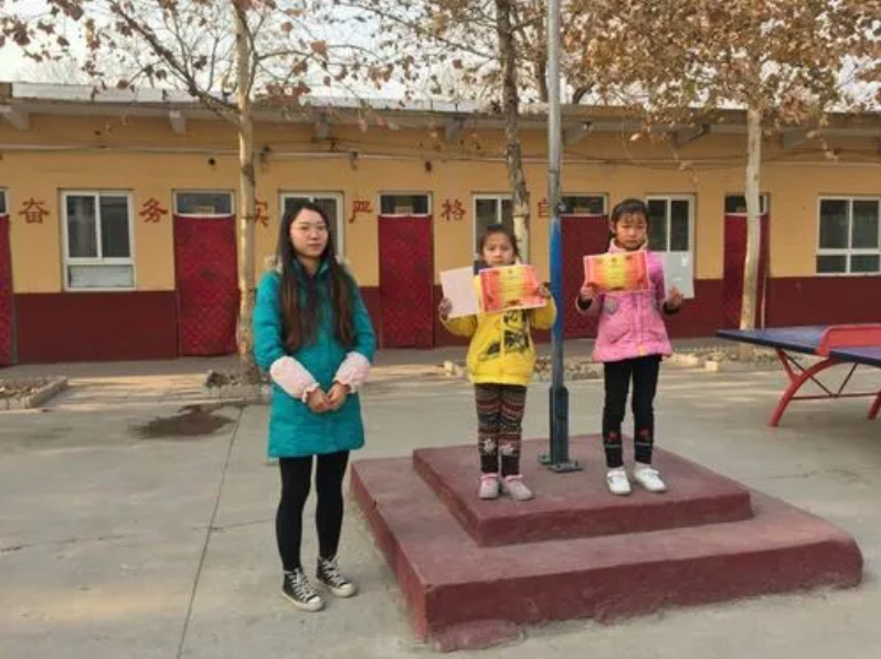 母亲精神病，弟弟脑瘫，安徽25岁女孩每天搂着弟弟睡觉，如今怎样